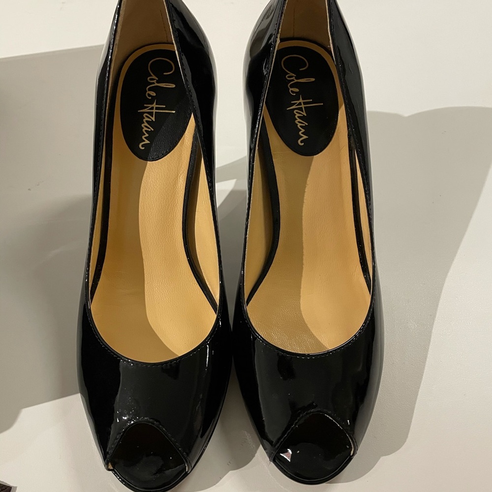 7 Woman’s black Carma Cole Hana Air Pump